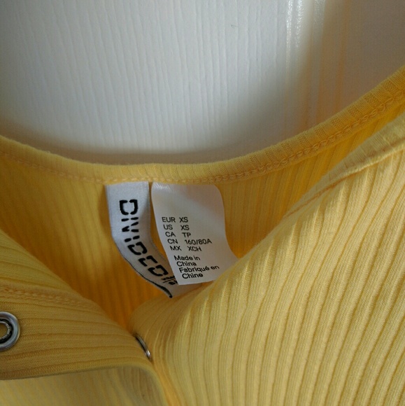 Light yellow fitted crop top button down xs - Picture 4 of 4